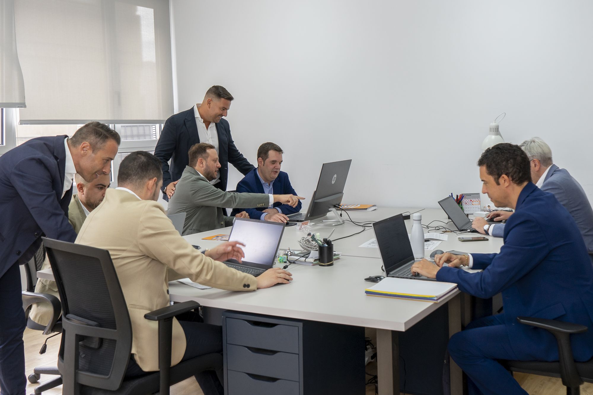 El equipo de DS Realty trabajando en la oficina