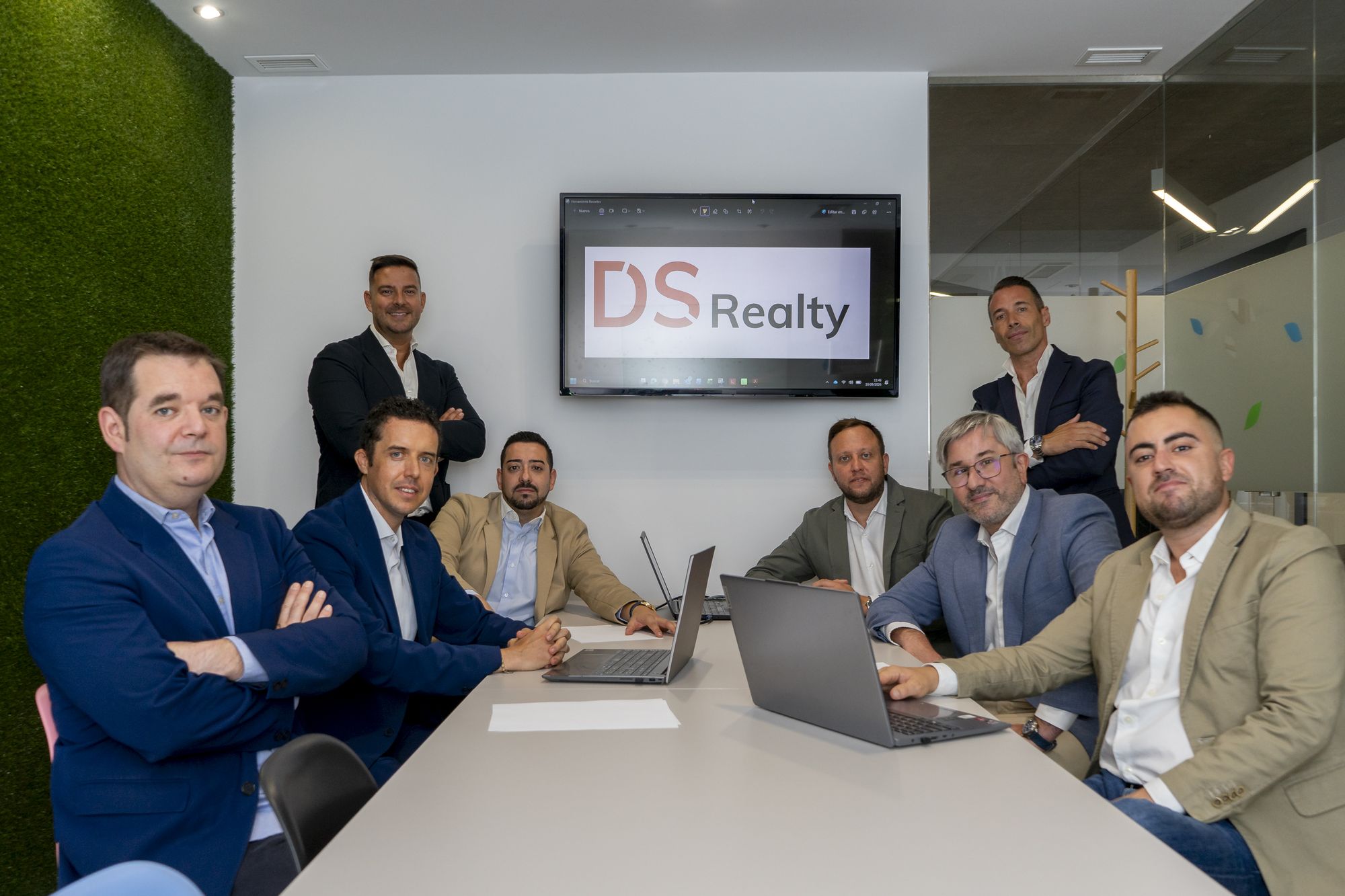 El equipo de DS Realty reunido en la sala de la oficina