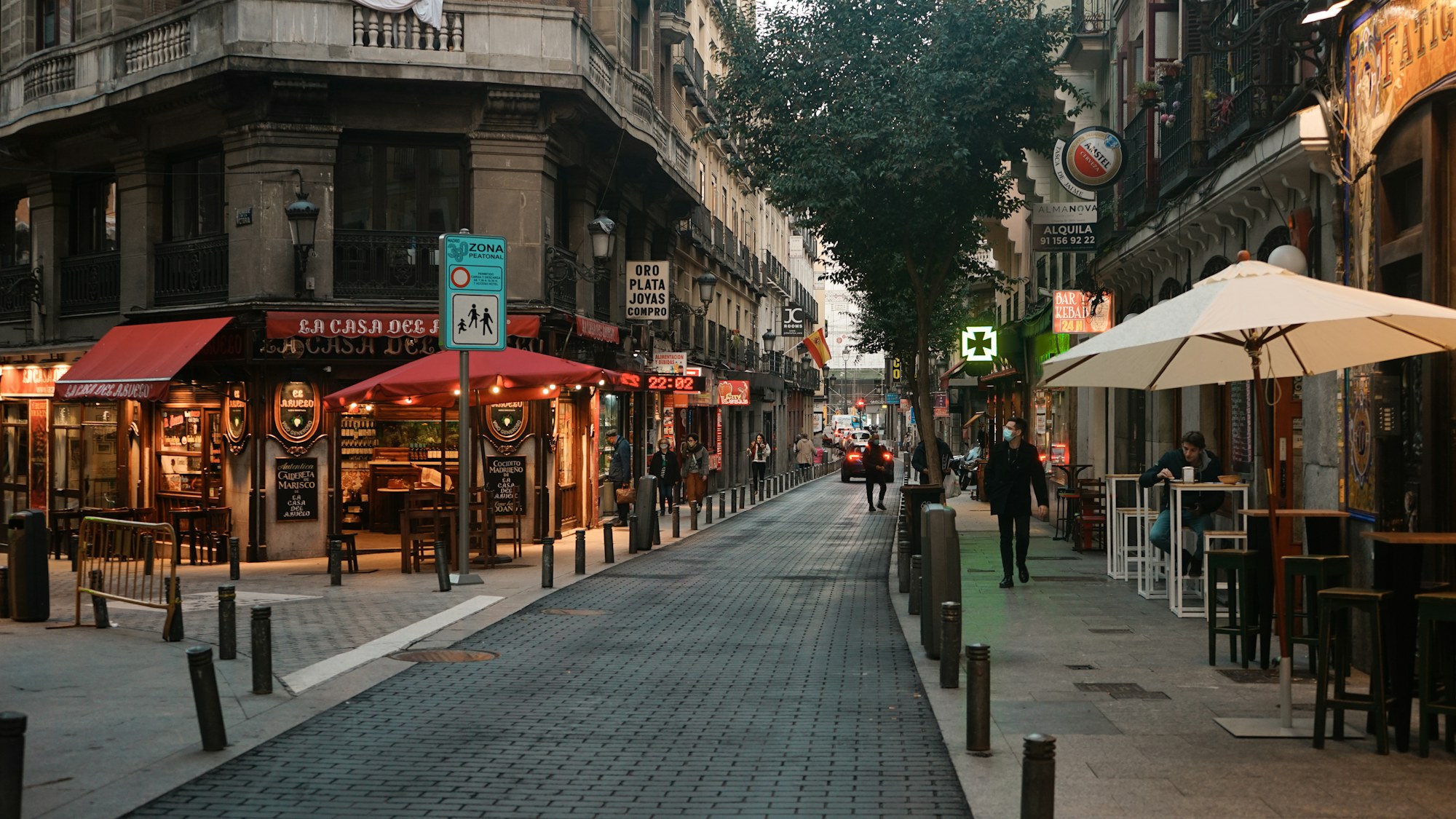 Calle del Barrio de las Letras, Madrid, a mediodía