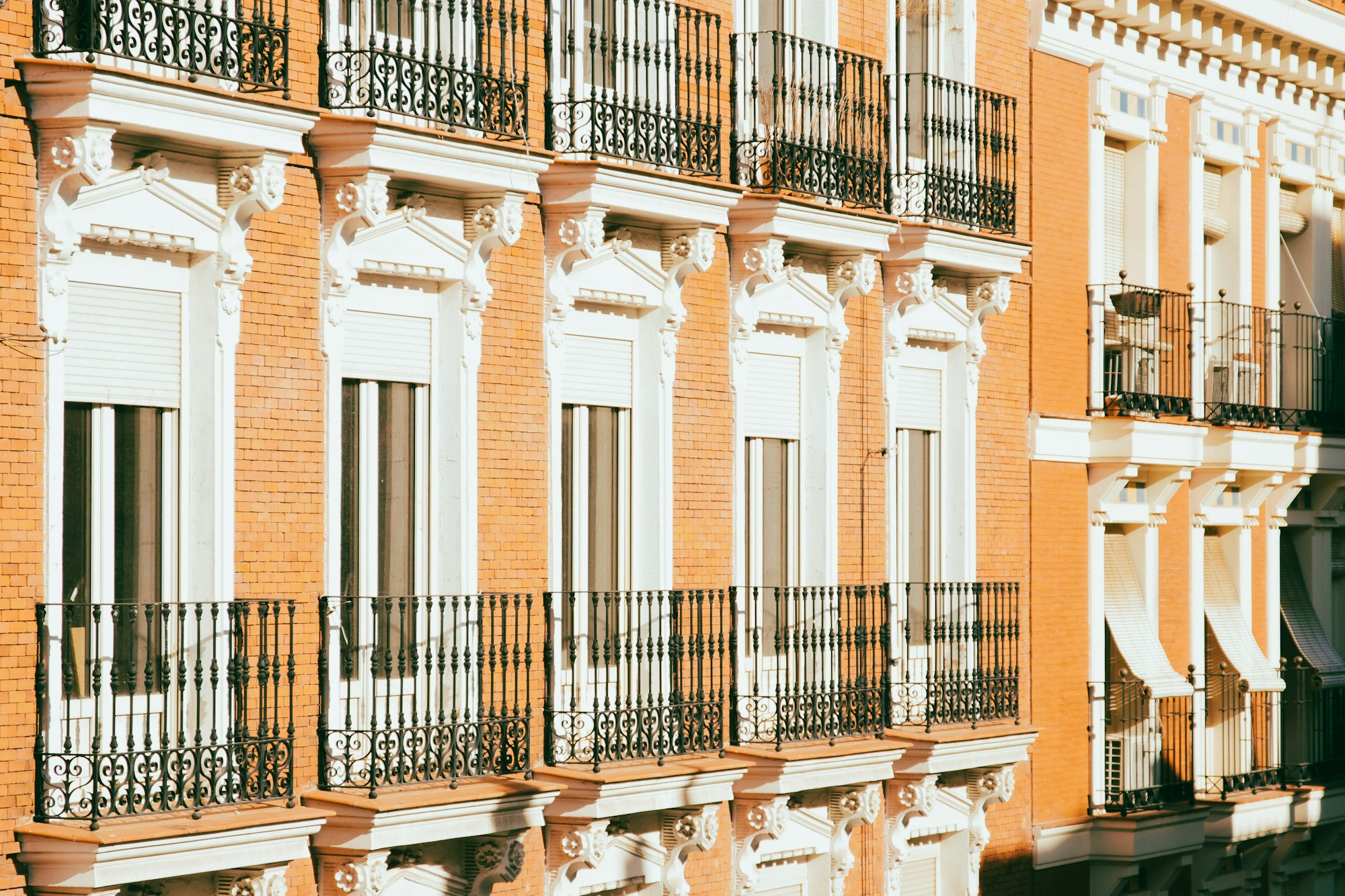 Fachada madrileña con balcones y plantas