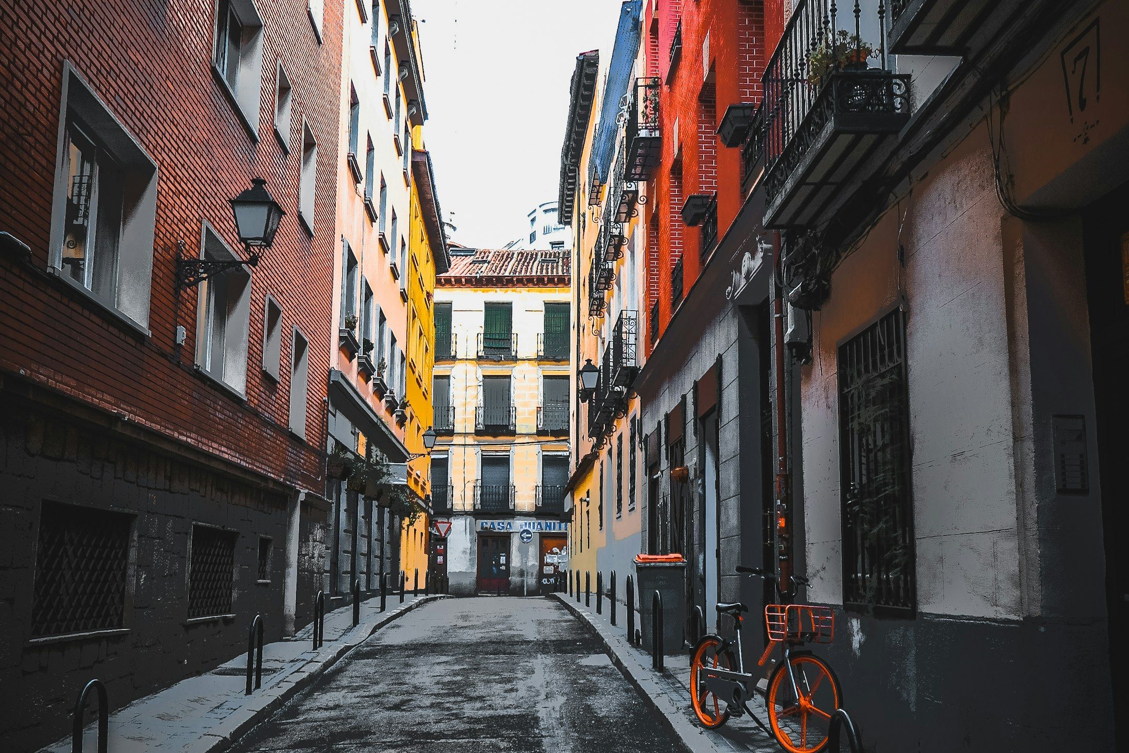Calle empedrada de Madrid con fachadas de colores