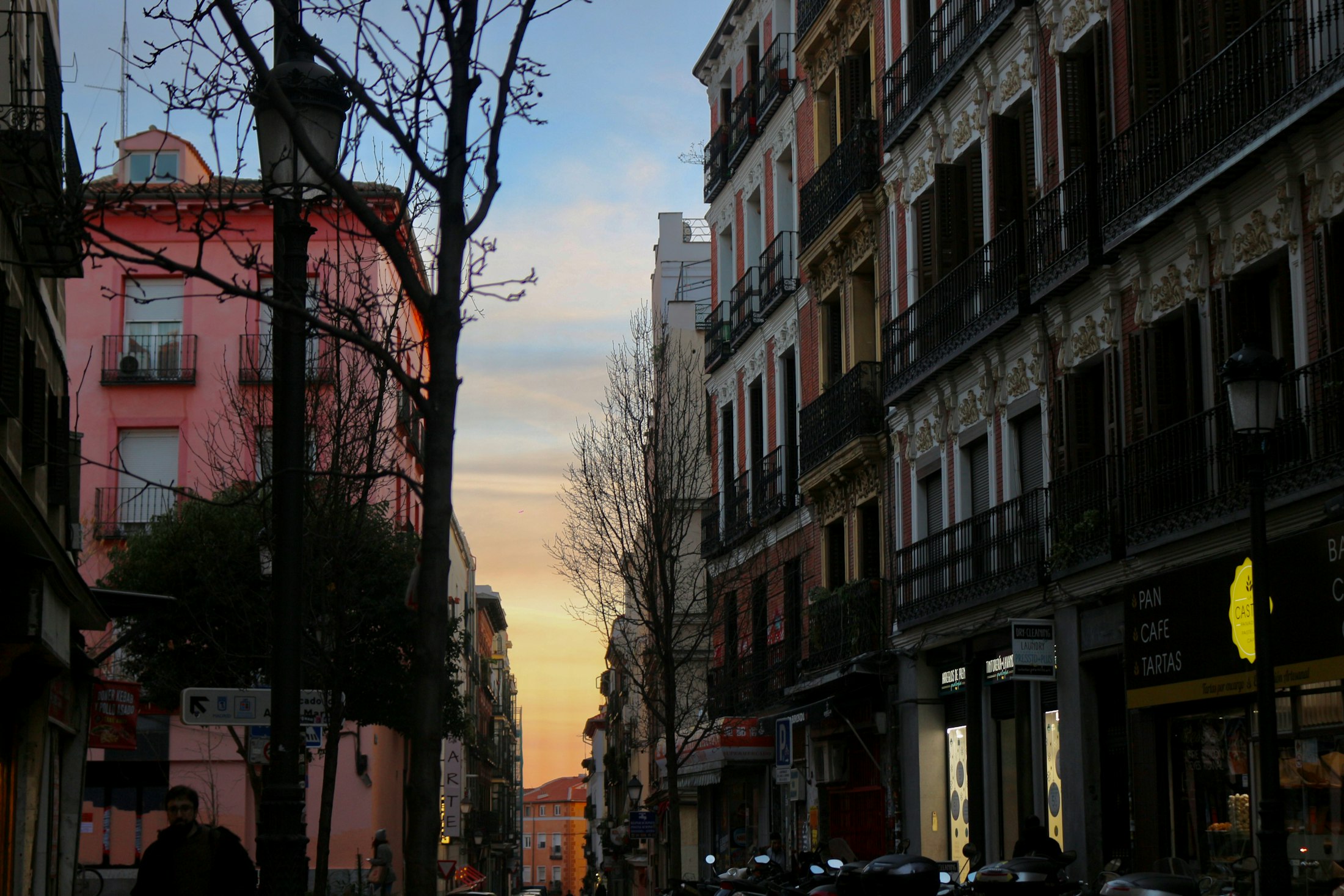 Calle de Madrid al atardecer con luz rosada