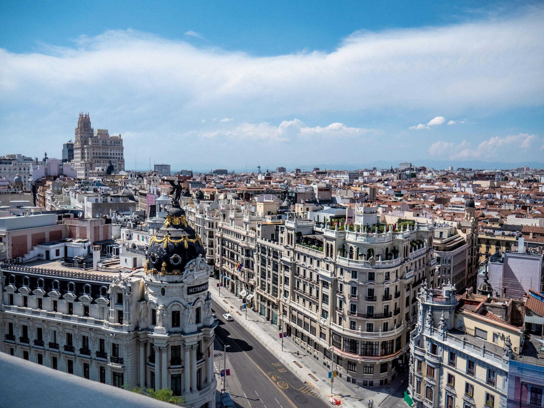 Tejados del centro de Madrid con el edificio Metrópolis, de día