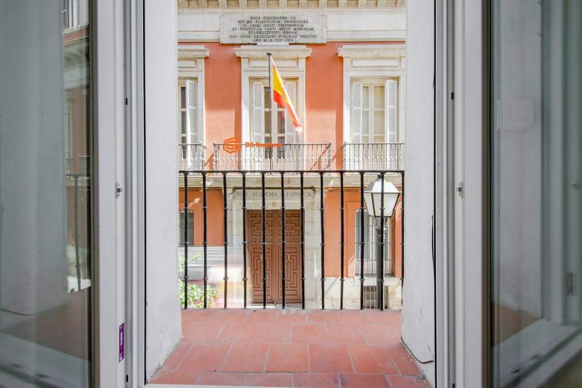 Vivienda para reformar con vistas en calle Farmacia (Chueca)