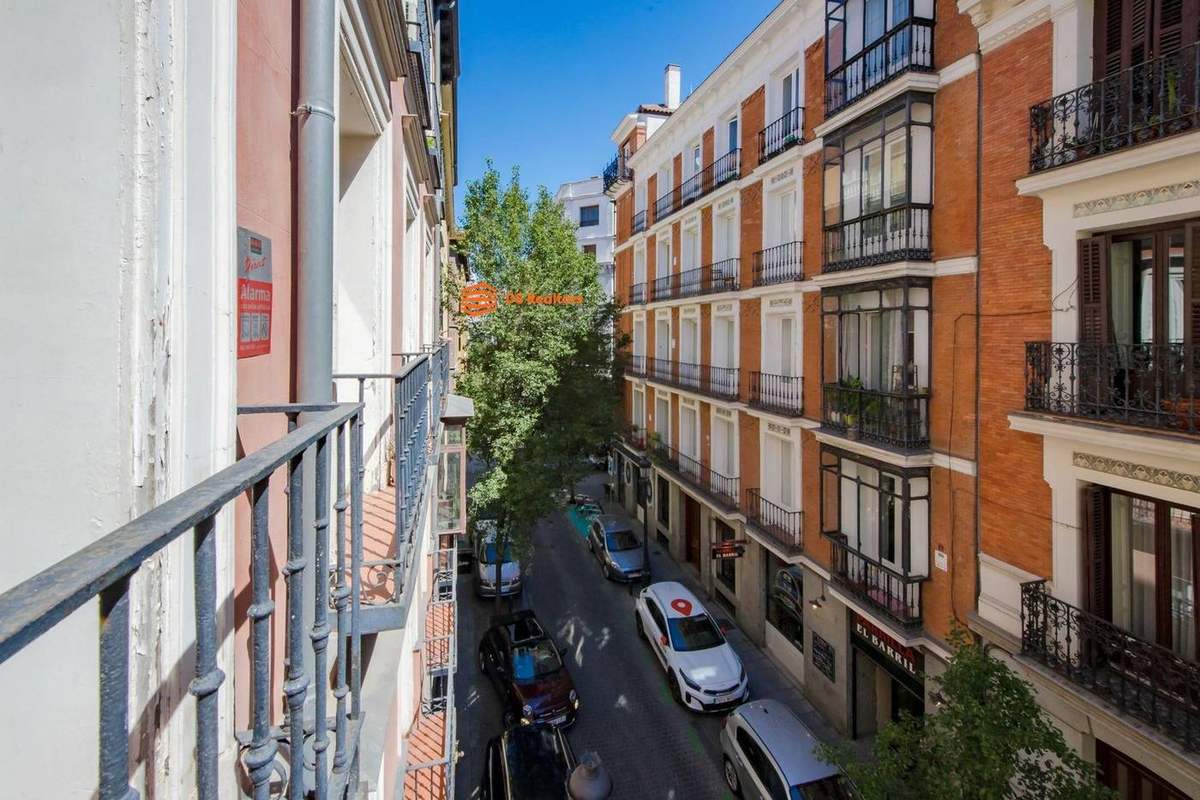 Vivienda de 3 dormitorios en finca clásica junto al Congreso (Huertas-Cortes)