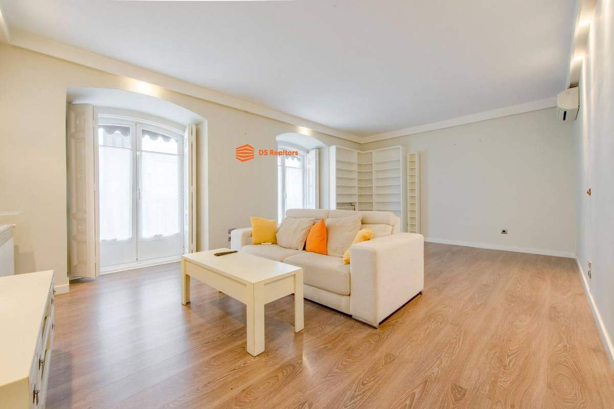Vivienda para entrar a vivir con 4 balcones a la calle (Sol)