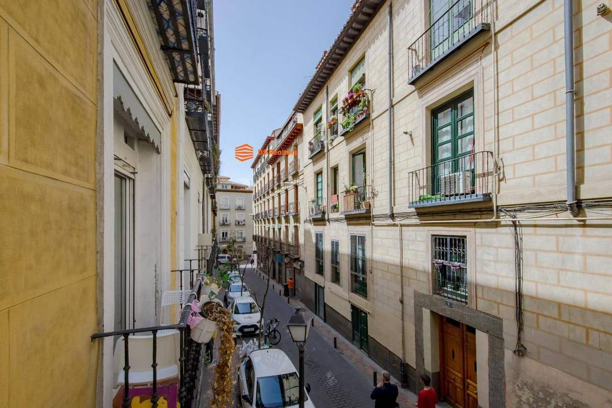Vivienda exterior reformada y amueblada en Malasaña (Malasaña-Universidad)